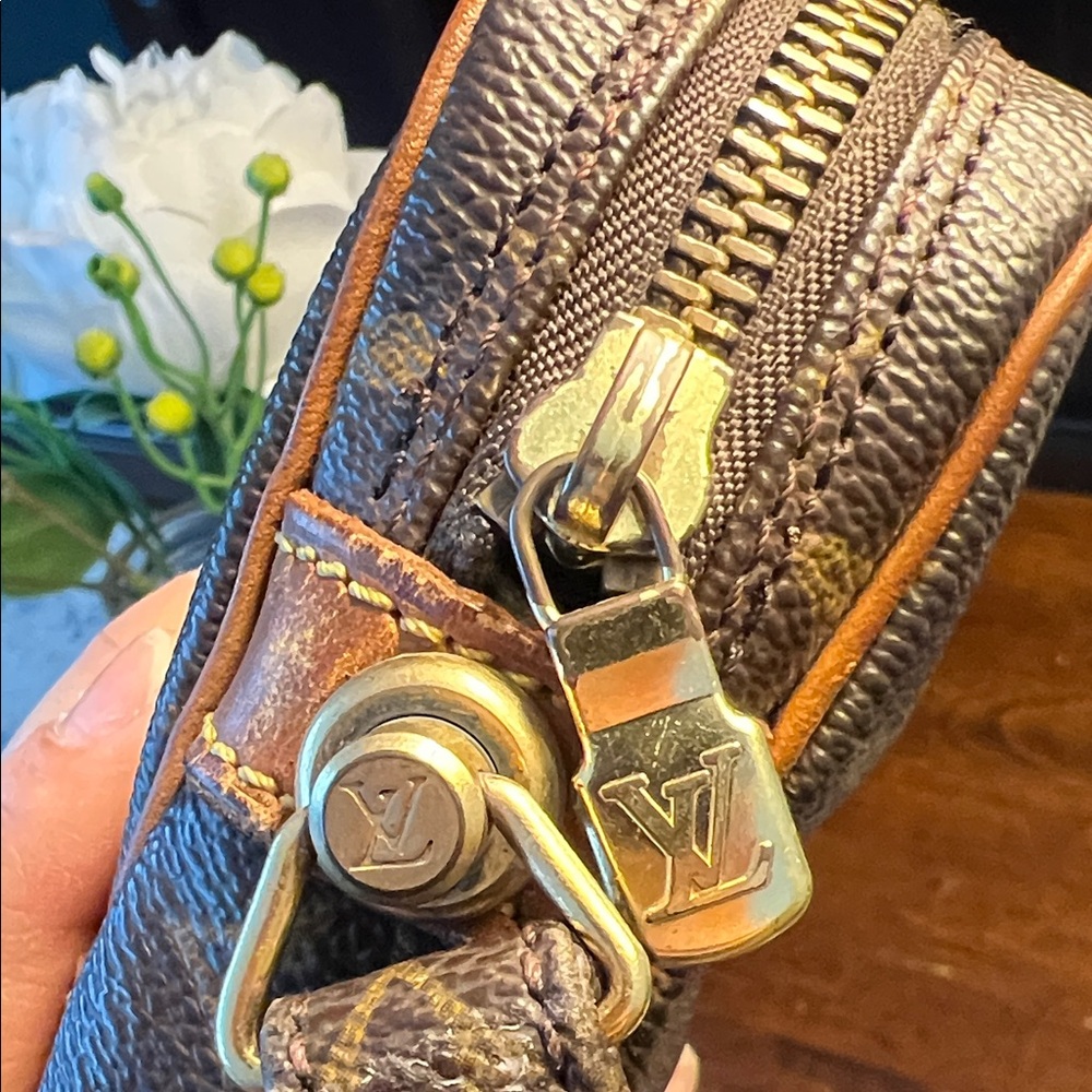 SOLD!!! Authentic Vintage Louis Vuitton Brown and Tan Monogram Clutch/Bag - Picture 17 of 17